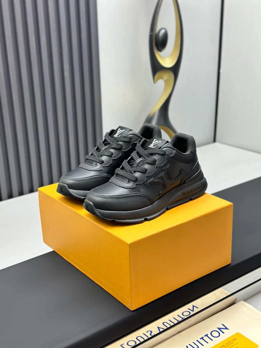 Factory price: 640💰Top version LV-Louis Vuitton-classic catwalk new style original 1:1 developed replica! ! The upper foot is very comfortable. It is made of luxurious materials and fine workmanship. The midsole is printed with English letters "Made in Europe". The upper is made of calfskin imported from Italy. The side is decorated with the brand's LOGO and signature. The latest latex foot pads and mesh lining make the foot feel super comfortable. The original two-color TPU combination outsole is specially provided by the original factory. Bag technology Goodyear stitched edges Fabric: Exclusive custom first-layer cowhide Accessories: Exclusive private model Vuitton logo, lining: Customized silk mesh lining - first-layer silk cowhide lining Outsole: TPU combination outsole wear-resistant, non-slip and anti-yellowing Foot pads: new latex pads-mesh sweat-absorbent Counter technology: fully computerized sewing machine wire drawing Toe box back cover Hot and cold shaping Full set of pull-top last with medium and low logo pattern Counter packaging - Shoelaces, certificates, cards, instructions, certificates, dust bags, the most complete packaging on the Internet, men's size: 38-46 (38/46 customized, non-refundable!)